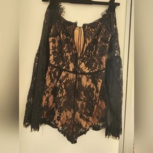 Tobi lace off the shoulder sexy shorts romper 🖤